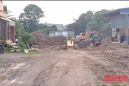 Khu đô thị hồ Xương Rồng ở thành phố Thái Nguyên xây dựng hơn mười năm chưa xong, vì không giải phóng được mặt bằng.