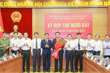 Lãnh đạo tỉnh Vĩnh Phúc chúc mừng đồng chí Trần Duy Đông.