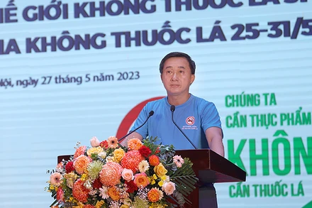 Thứ trưởng Bộ Y tế Trần Văn Thuấn phát biểu tại lễ mít tinh kêu gọi các bộ, ngành, ủy ban nhân dân các tỉnh, thành phố tiếp tục chỉ đạo tăng cường thực thi Luật Phòng, chống tác hại của thuốc lá và tổ chức các hoạt động thiết thực hưởng ứng Ngày Thế giới không thuốc lá.