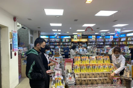 Bạn đọc mua sách tại nhà sách Fahasa, đường Xã Đàn, Hà Nội.