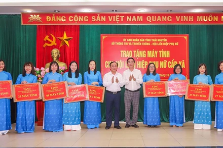 Thái Nguyên trao 166 máy tính cho Hội Phụ nữ cấp xã.
