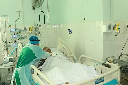 Bệnh nhân mắc các bệnh lý tim mạch, đồng thời dương tính với virus SARS-CoV-2 đã tử vong sau gần một tuần điều trị tích cực.