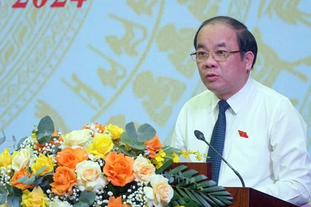 Phó Bí thư Thường trực Tỉnh ủy, Chủ tịch Hội đồng nhân dân tỉnh Tạ Văn Long phát biểu tại kỳ họp. (Ảnh: THANH SƠN)