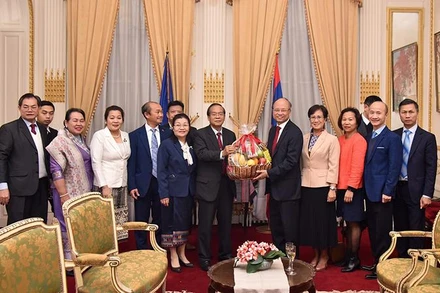 Đại sứ Việt Nam tại Pháp Đinh Toàn Thắng tặng hoa chúc mừng Quốc khánh nước Cộng hòa dân chủ nhân dân Lào. (Ảnh: MINH DUY)