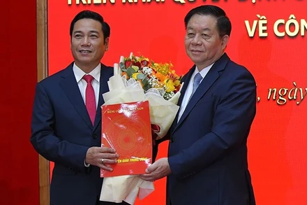 Đồng chí Nguyễn Trọng Nghĩa, Bí thư Trung ương Đảng, Trưởng Ban Tuyên giáo Trung ương trao Quyết định Tổng Biên tập Báo điện tử Đảng Cộng sản Việt Nam cho đồng chí Nguyễn Công Dũng. 