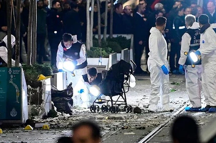 Cảnh sát Thổ Nhĩ Kỳ điều tra tại hiện trường vụ nổ ở khu phố đi bộ Istiklal của Istanbul, ngày 13/11. (Ảnh: AFP/TTXVN)