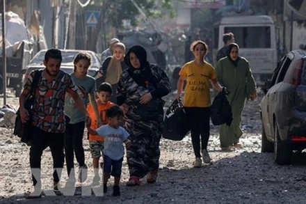 Người dân Palestine sơ tán khỏi thành phố Gaza nhằm tránh xung đột giữa Israel và Phong trào Hamas, ngày 11/10/2023. (Ảnh: AFP/TTXVN)