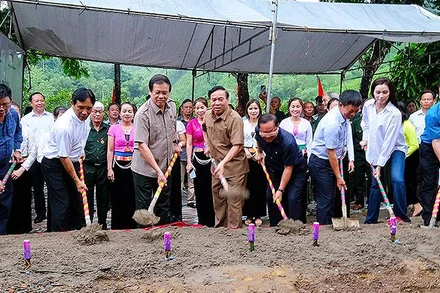 Đại diện các ban, sở, ngành, đơn vị cùng khởi công Nhà tình nghĩa tặng ông Bùi Xuân Nùng, cựu thanh niên xung phong có hoàn cảnh đặc biệt khó khăn.