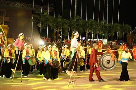 Đoàn nghệ nhân cồng chiêng kết hợp đi cà khoeo của huyện Nho Quan Ninh Bình.