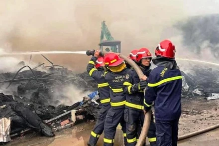 Hà Nội: Dập tắt vụ cháy lớn tại kho hàng ở huyện Thanh Oai