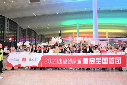 Những du khách Trung Quốc đầu tiên đi du lịch nước ngoài sau hơn 3 năm bùng phát đại dịch Covid-19. (Ảnh: GDToday)