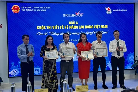 Ban tổ chức trao tặng các tác giả đạt giải A các loại hình báo chí. 