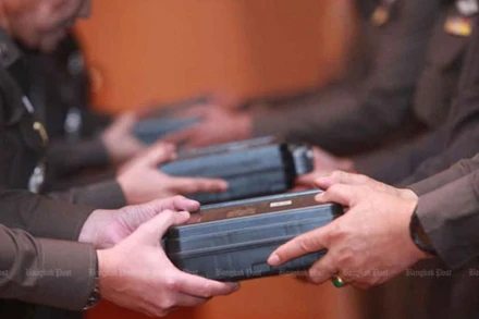 Thái Lan sẽ thu hồi súng đã cấp cho các cảnh sát nếu họ bị tố cáo có hành vi hung hãn. (Ảnh: Bưu điện Bangkok)