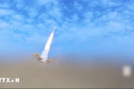 Tên lửa phóng bởi lực lượng Houthi ở Yemen. (Ảnh: THX/TTXVN)