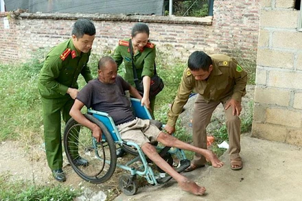 Cán bộ, chiến sĩ Công an huyện Hòa An, tỉnh Cao Bằng hỗ trợ người tàn tật làm thủ tục cấp căn cước công dân.