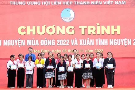 Chương trình tặng quà cho các em học sinh giỏi có hoàn cảnh khó khăn.