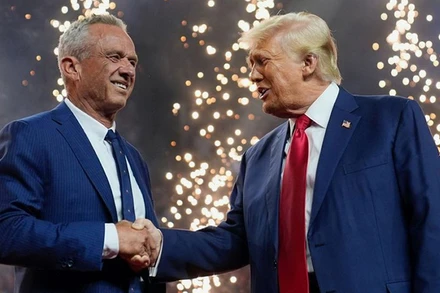 Ông Robert F. Kennedy Jr. (trái) và cựu tổng thống Donald Trump (phải) trong sự kiện tại Glendale, Arizona ngày 23/8. (Nguồn: AP)