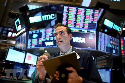 Giao dịch viên tại Sàn Giao dịch Chứng khoán New York, Mỹ. (Ảnh: AFP/TTXVN)
