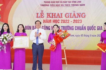 Phó Bí thư Tỉnh ủy, Chủ tịch Ủy ban nhân dân tỉnh Quảng Trị Võ Văn Hưng trao Bằng công nhận trường đạt chuẩn quốc gia mức độ 1 cho Trường Tiểu học và THCS Trung Nam, huyện Vĩnh Linh.