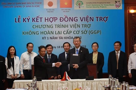 Ngài Watanabe Nobuhiro, Tổng Lãnh sự Nhật Bản tại Thành phố Hồ Chí Minh, ký kết hợp đồng viện trợ với đơn vị trực tiếp sử dụng.