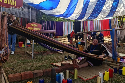 Các nghệ nhân biểu diễn dệt thổ cẩm tại Liên hoan.