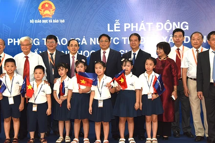 Thủ tướng Phạm Minh Chính chụp ảnh lưu niệm với lãnh đạo và các em học sinh liên cấp của Trường đại học Phenikaa. 