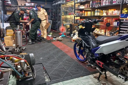 Lực lượng công an kiểm tra bên trong cơ sở sửa xe tại xã Bắc Sơn, huyện Trảng Bom.