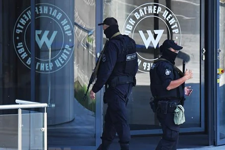 Cảnh sát Nga tuần tra bên ngoài tòa nhà Tập đoàn quân sự tư nhân PMC Wagner ở Saint Petersburg, ngày 24/6/2023. (Ảnh: AFP/TTXVN)