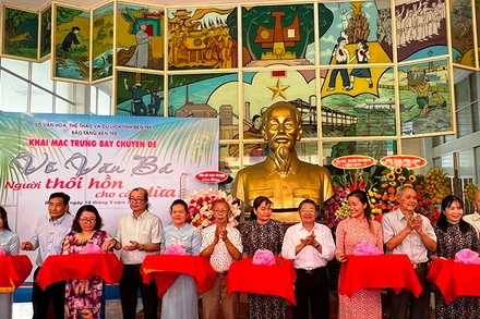 Đại biểu tham dự lễ cắt băng khai mạc trưng bày “Võ Văn Bá - Người thổi hồn cho cây dừa”.