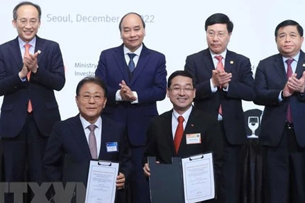 Chủ tịch nước Nguyễn Xuân Phúc và Phó Thủ tướng Hàn Quốc Choo Kyung Ho chứng kiến lễ trao biên bản hợp tác giữa các doanh nghiệp hai nước. (Ảnh: Thống Nhất/TTXVN)