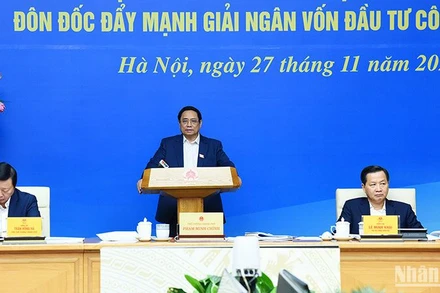 Thủ tướng Phạm Minh Chính cùng các Phó Thủ tướng Lê Minh Khái, Trần Hồng Hà chủ trì hội nghị.