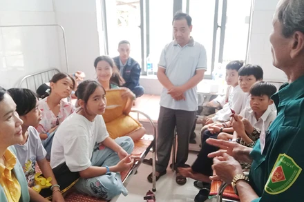 Tình hình sức khỏe của các em học sinh bị ngộ độc thực phẩm đã ổn định. 