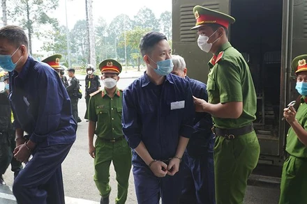 Các bị cáo được dẫn đến phiên xét xử.