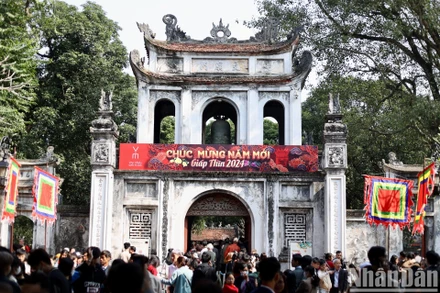 Văn Miếu-Quốc Tử Giám (Hà Nội) tấp nập khách tham quan, xin chữ trong những ngày đầu xuân mới Giáp Thìn. Ảnh: HÀ NAM