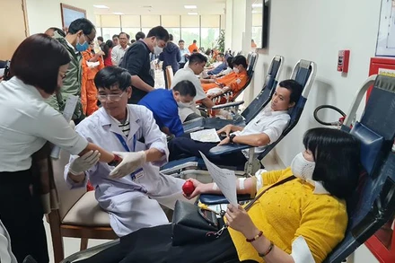 Hàng trăm cán bộ, công nhân viên và khách hàng EVNCPC tham gia hiến máu.