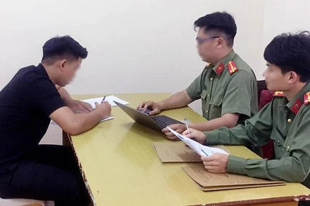 T.B.H làm việc với cơ quan công an.