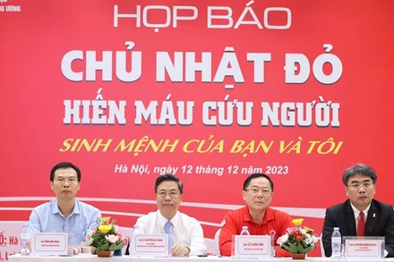 Đại diện các đơn vị tổ chức tham gia buổi họp báo chiều 12/12.