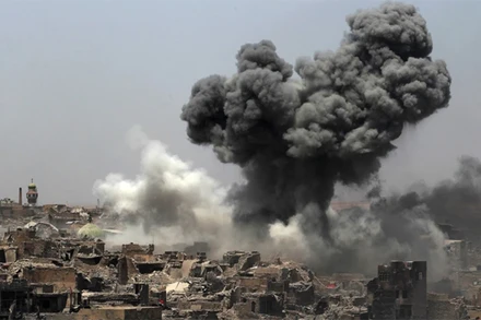 Khói bốc lên sau một vụ không kích tại Mosul (Iraq). (Ảnh: AFP/TTXVN)