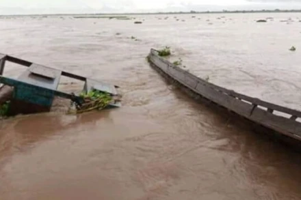 Lật thuyền chở ít nhất 100 hành khách tại Nigeria