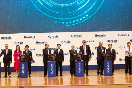 Phó Thủ tướng Vũ Đức Đam và các đại biểu khai mạc Diễn đàn.