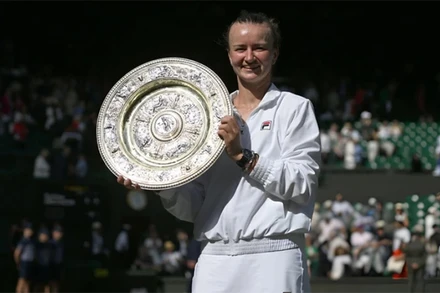 Krejcikova nhận danh hiệu vô địch đơn nữ Wimbledon 2024. (Nguồn: Getty)