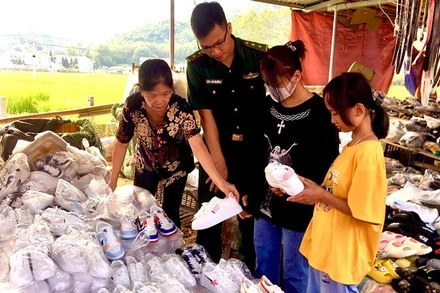 Cán bộ, chiến sĩ Đồn Biên phòng Thị Hoa, Bộ Chỉ huy Bộ đội Biên phòng tỉnh Cao Bằng đưa các cháu đi mua giày mới.
