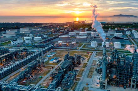 Bình minh trên Khu liên hợp Lọc hóa dầu.