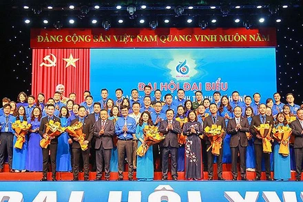 Các đồng chí Lãnh đạo Đảng, Nhà nước, Trung ương Đoàn và Thủ đô tặng hoa chúc mừng Ban Chấp hành Đoàn thanh niên thành phố Hà Nội khóa XVI, nhiệm kỳ 2022-2027.