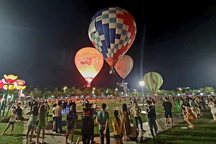 Lễ hội khinh khí cầu quốc tế với chủ đề “Quy Nhơn, Bình Định - Thiên đường biển” đã thu hút đông đảo người dân và du khách tham gia.