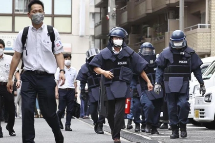 Cảnh sát điều tra tại hiện trường vụ nổ súng vào cựu Thủ tướng Abe Shinzo tại Nara, Nhật Bản, ngày 8/7/2022. (Ảnh: Kyodo)