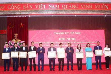 Lãnh đạo thành phố Hà Nội tặng bằng khen cho các đơn vị thực hiện tốt Nghị quyết 15 và Chỉ thị 15.