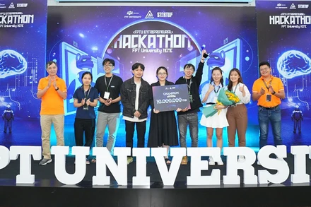 Các sinh viên với dự án FMentor giành giải nhất của cuộc thi. 