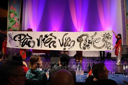 Bức thư pháp khổng lồ "Tất Niên Vạn Phúc" do anh Jean-Sébastien Gill người Pháp viết tặng cộng đồng người Việt Nam tại Bỉ nhân dịp năm mới Giáp Thìn. 