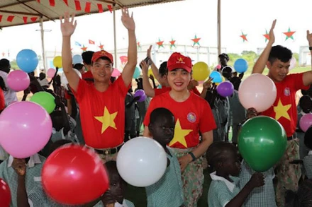 Niềm vui được chia sẻ với các em học sinh của các thành viên Đội Công binh Việt Nam. (Ảnh: Đội Công binh Việt Nam)